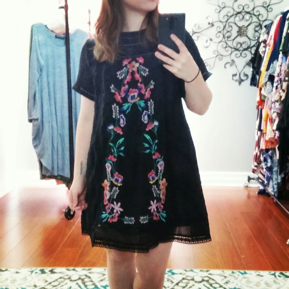 Floral Embroidered Tunic - Picture 6 of 6